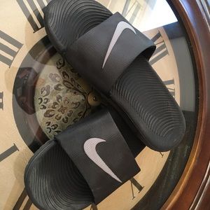 Nike Slide/ unisex 7. Perfect for spring & summer. Soft foam padded strap top.